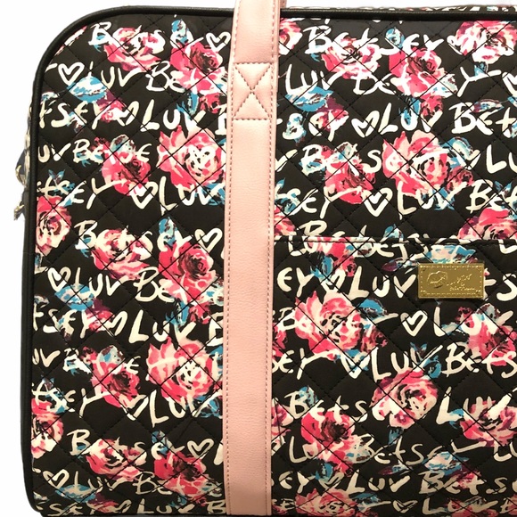 💋 Quilted Weekender Bag, Soft Pink Straps Luv Betsey - Black Floral Krush - Picture 4 of 11